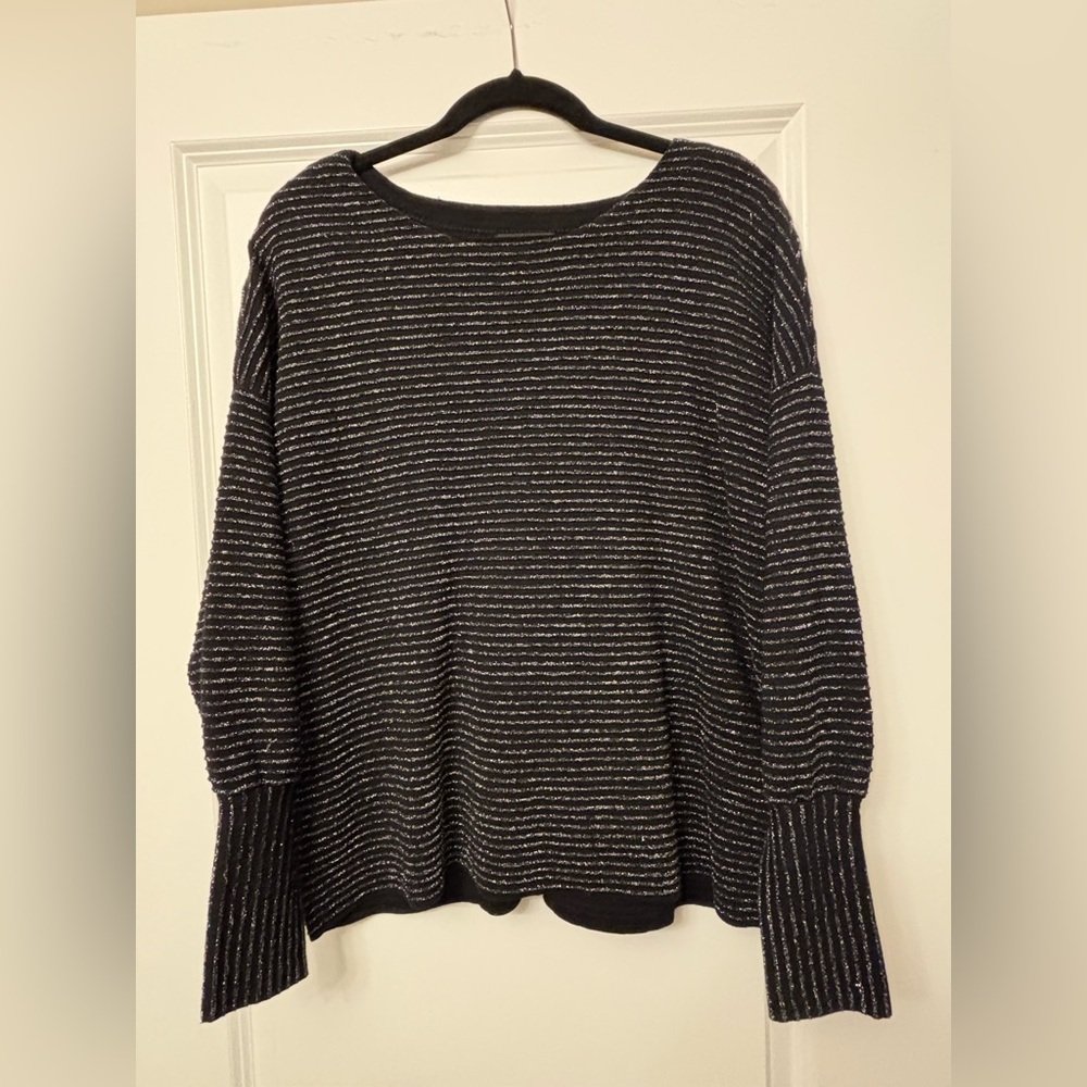 LIKE NEW - ALFANI BLACK W SILVER STRIPES TOP 0X